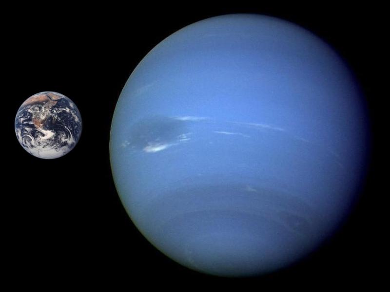 rüzgarlara sebep olan bir şey var ve bu gizemini koruyor. Aynı zamanda Neptün kısa sürede yok olan devasa koyu lekelere sahip, bu da bir diğer şaşırtıcı olay. Bu lekeler ve atmosfer olayları 2.