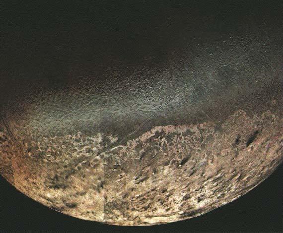 keşfedilen uydusu, Güneş sistemindeki en eliptik uydu yörüngesine sahip Nereid dir. Triton un Voyager uzay aracı tarafından alınmış olan detaylı bir fotoğrafı.