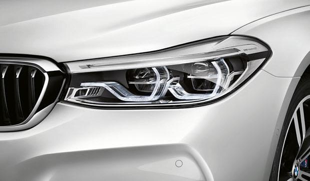 perdelere ve bir rüzgar koruyucuya sahiptir. Adaptif LED farlar; BMW Seçici Far Sistemi, viraj ışıkları ve adaptif farları içerir.