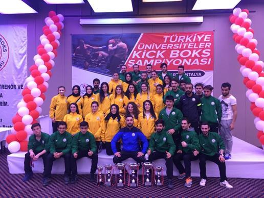 Üniversite Takımımız Antalya da düzenlenen kick boks müsabakalarında Türkiye rekoru kırarak farklı kategorilerde toplam 24 madalya 6 kupa