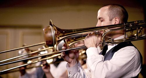 Ayrıca trombonlar insan sesiyle sunulan koral pasajları seslendirmekte çok başarılıdır. Bu da onun kendine özgü ses rengi olanaklarını sergiler.