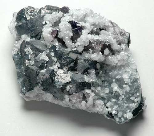 Mineral (doğal olarak oluşur, herhangi bir parçası bütününün özelliklerini taşır, belirli bir kimyasal formulü vardır, katı