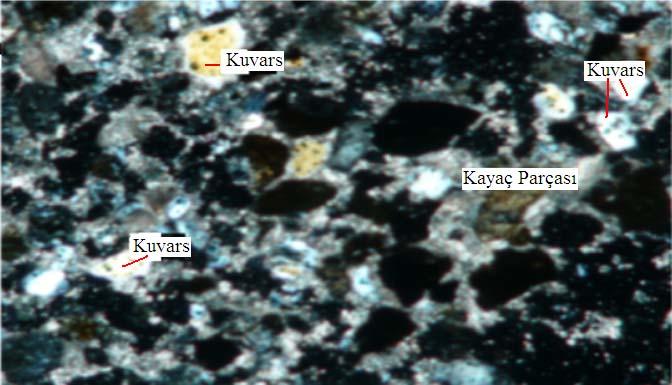 Şekil 7.7 Penek formasyonu kumtaşlarında ince kesit görüntüsü Volkanik kökene işaret eden idiomorfik kuvars mineralleri ile kuvars büyümeleri izlenmektedir.