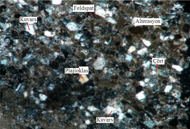 7.2.8 Bağlayıcı Kumtaşlarındaki yaygın bağlayıcı karbonat olup, demir bağlayıcı da içerdikleri gözlenmiştir (Şekil 7.9-7.10). Şekil 7.