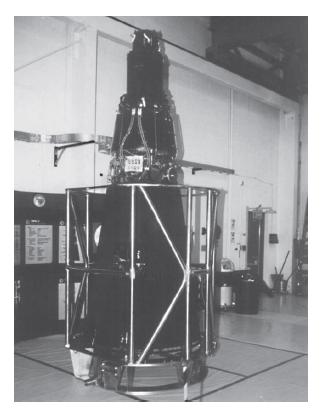 Sovyetlerin ünlü lideri Gorbaçov un emriyle iptal edilen TOPAZ-1 ardından 1992 yılında uzaya gönderilen TOPAZ - 2 JIMO uzay aracının sanatsal prototipi.