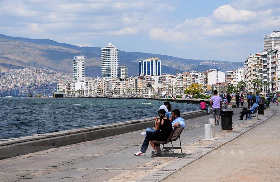 Kordon Sahili İzmir in en meşhur yerlerinden Kordon Boyu, Konak ta yer alıyor.