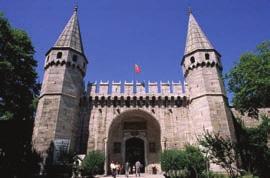 Örneğin Kuruluş Dönemi nde Bursa Ulu Camii ve Edirne Üç Şerefeli Camiileri (Selçuklu etkisi görülür) ve Yükselme Dönemi Klasik Osmanlı mimarisine Süleymaniye, Selimiye ve Fatih camileri örnek