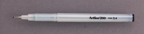Pembe ARTLINE 220 SUPER FINE 0.2 0,2mm ince yazı kalemi. Günlük kullanımda ince çizgi sevenler için hem yazı hem çizim için kullanılabilir.