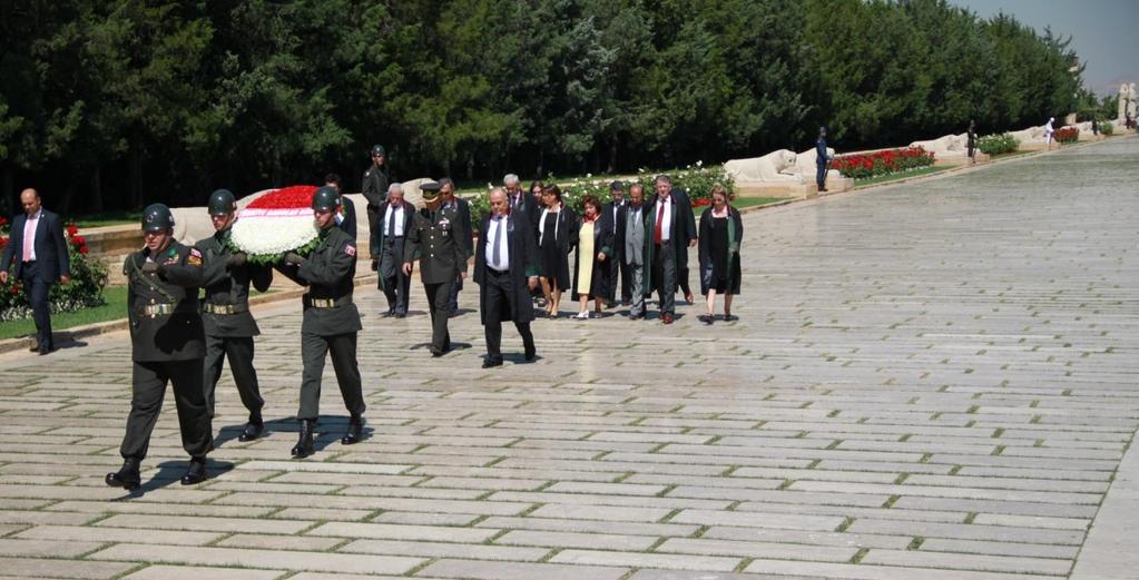 2 KURULUŞ YILDÖNÜMÜ TÜRKĠYE BAROLAR BĠRLĠĞĠ YÖNETĠMĠ ATA NIN HUZURUNDA Türkiye Barolar Birliği nin 42.