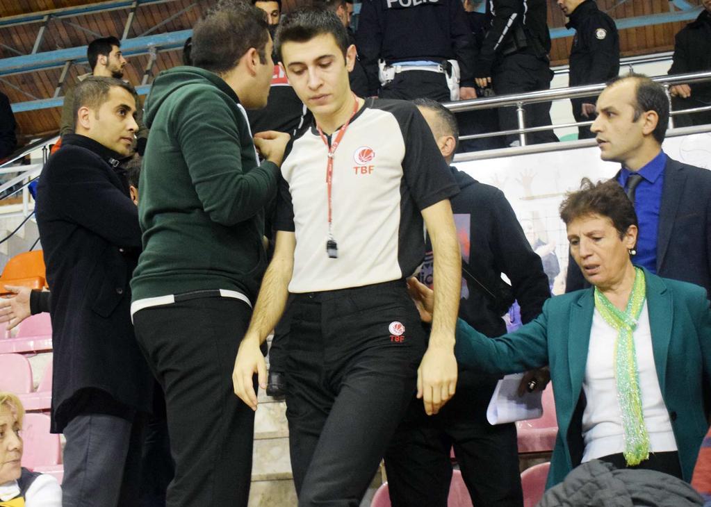 yaþanan olaylar final maçýna gölge düþürdü. Özel Çorum Bahçeþehir Basketbol antrenörü Emre Ekin, Basketbol Ýl Temsilcisi Serkan Demirdöken e böyle tepki gösterdi.