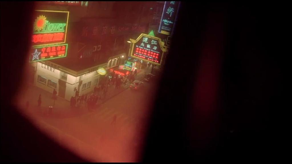 Hong Kong sokaklarının neon ışıklı, kalabalık caddeleri, birçok filmde asıl mekandır. Parçalı bir zaman-mekan algısı oluşturmayı seven yönetmen bütün filmlerinde zamanla ilgili oyunlar oynar.
