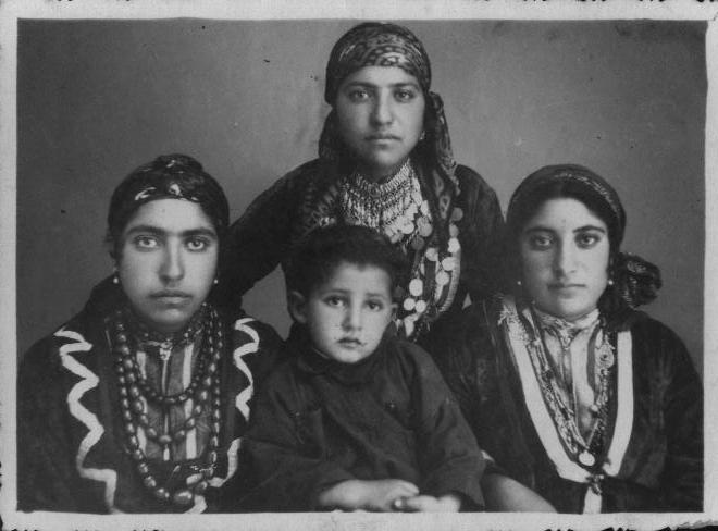 Sê keçên kurd û kurê birê wan ji Ermenistan (1956), Ji arşîva Tosinê Reşîd stayên zimanê kurdî li kolêja Perwerdeyê ya ermenîyan, beşê kurdî hat vekirin.