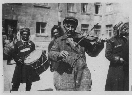 Sazbendên koma folklora kurdî ji gundê Elegezê (1936). Ji arşîva Hecîyê Cindî.