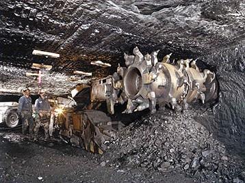 Giriş ve Tarihsel Gelişim İlk continuous miner (sürekli kazıcı) patenti 1943 yılında Harold Silver tarafından alındı.