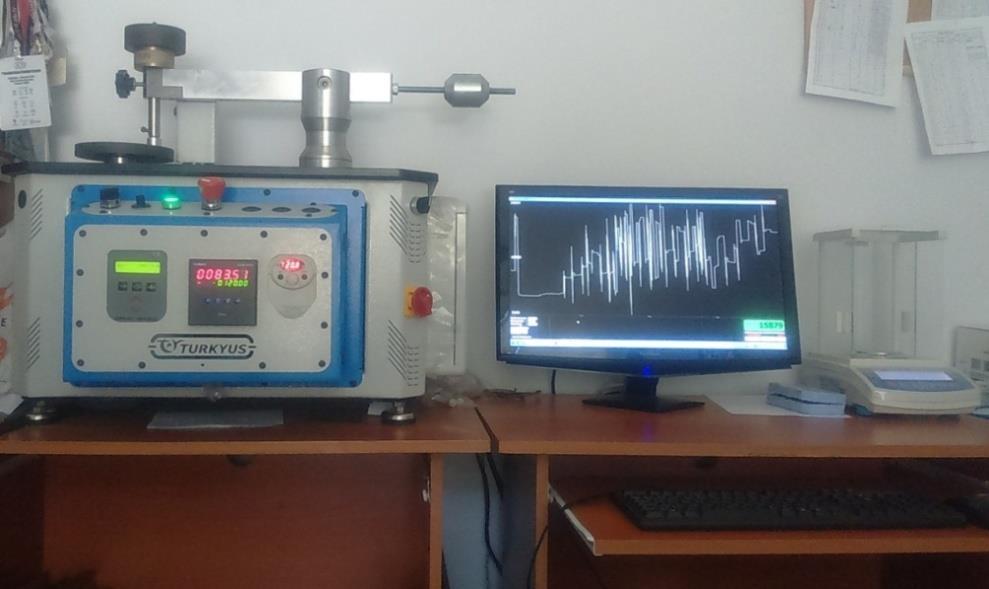 Bu tez kapsamındaki pim-disk aşınma testleri Pamukkale Üniversitesi Teknoloji Fakültesi İmalat Mühendisliği Bölümü Laboratuvarlarında bulunan Turkyus pim-disk tribometresi ile gerçekleştirilmiştir.
