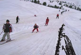 7.forma 87-104:Layout 1 14.7.2015 06:43 Page 100 Kış Turizmi Yaz - kış üzerinde kar eksik olmayan yüksek dağlarıyla ve bu dağlarda kurulan kayak tesisleriyle Türkiye önemli bir kış turizm merkezidir.