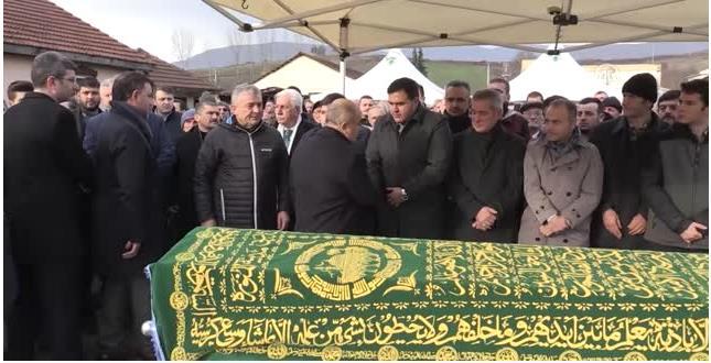 Düzce Ticaret Borsası Başkanı Karslıoğlu'nun Acı Günü Düzce Ticaret Borsası Başkanı Nurettin Karslıoğlu'nun babası Selahattin Karslıoğlu'nun (90) cenazesi Çilimli ilçesinde defnedildi.