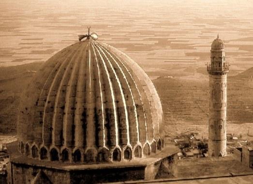 Ulu Cami ve kubbesi... Mardin'de o kadar fazla güzel yapı var ki başınız dönüyor... bunlardan biri merkezde bulunan ve çay bahçelerinin hemen yanındaki Şehidiye Medresesi.