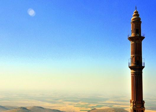Şehidiye Caminin sonsuzca uzanan Mezopotamya ovasına bakışı... Mezopotamya'ya karşı keyif çatan cami minarelerinin kenti Mardin... caminin minaresinin de bir aşk öyküsü var.