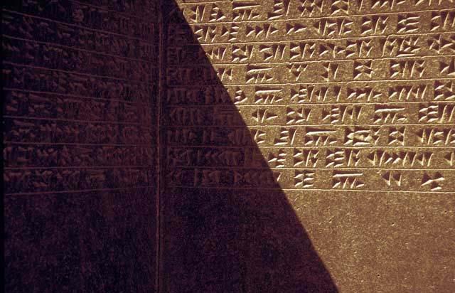 DİL ve YAZI Urartu Dilinin Hurri dili ile akrabalık ilişkisi vardır.