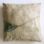 İnsan yaşamını kolaylaştırmak için var olan kullanım eşyalarından olan yastık, sanatçı Ezgi Hakan tarafından çalışmalarına konu olarak seçilmiştir.