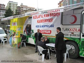 Türk Kızılay ının özel olarak dizayn edilmiş otobüsünde kan bağışını kabul eden ekibin sorumlusu Dr.