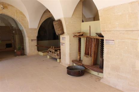 Mardin müzesinde tarih öncesi dönemlerden Artuklu ve Osmanlı dönemine kadar Mardin çevresinde yaşamış kültürlere ait buluntular sergilenmektedir.