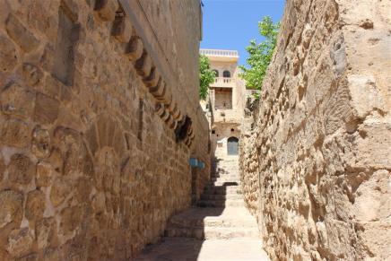 176 Foto 21: Ana girişi kemerli olan ilginç bir geleneksel Mardin evi. Eski Mardin de sokaklar da oldukça ilginçtir. Bazen bir metreye kadar daralan ara sokaklar ana caddelere bağlanır.
