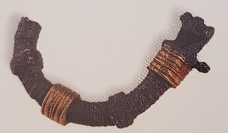 Fotoğraf 10: Uşak Müzesi. (Y.A. MERİÇBOYU dan.) Bu çalışmada satın alma ve hibe yoluyla müzeye kazandırılan bir grup fibula takısı ele alınmıştır.