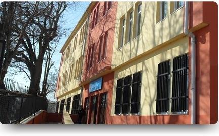 Şekil 20. Cumhuriyet İlkokulu Ölçüm yapılan Cumhuriyet İlkokulu nda (Şekil 20), toplam3 katlı, tek girişi olan ve tek binadan oluşan ilkokul binasında eğitim verilmektedir.