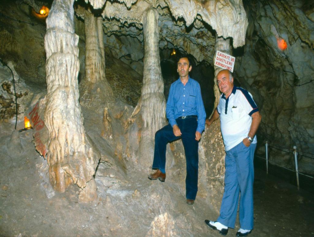 Türkiye de mağaracılığın ve mağara biliminin duayenleri: Dr. Temuçin AYGEN (sağda) ve Dr.