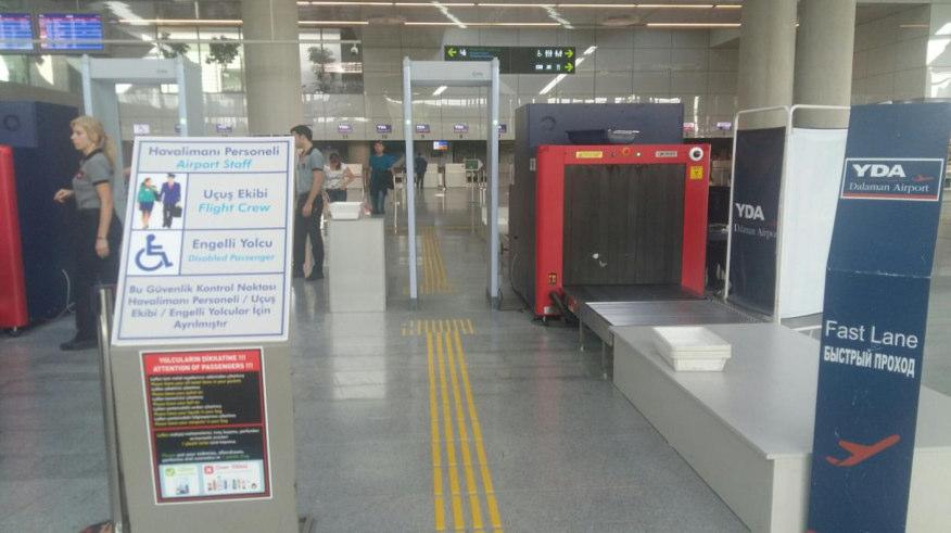PR.ID.03 11 / 27 Giden yolcu check-in salonu giriş güvenlik noktasında engelli yolcuların geçişi için ayrı bir geçiş kapısı oluşturulmuştur.
