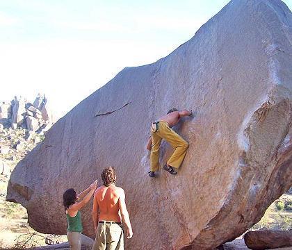 8 Bouldering (Kısa Kaya) : Free-Soloda olduğu gibi kısa kayada da sadece kaya tırmanış ayakkabısı ve toz torbası kullanılır.