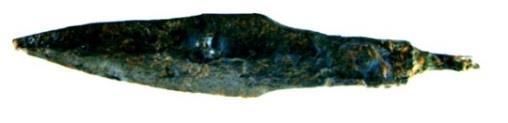 Tip 2A Üçgen formlu başı vardır ve beli düzdür. Yassı kesitli gövde, ince yaprak biçimindedir. İğne biçimindeki kısa sap, daire kesitlidir. Bu tip tek örnekle temsil edilmektedir.