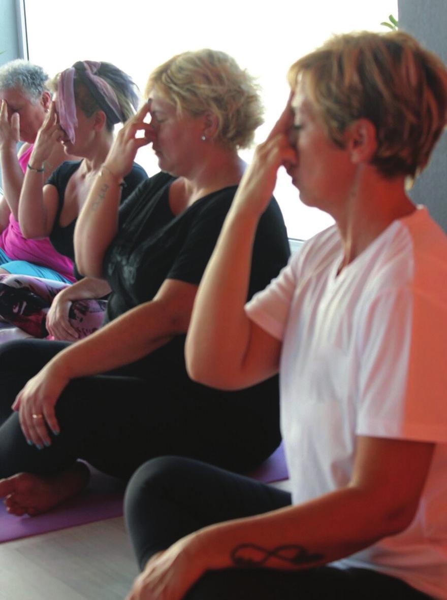 Anne - babalarımızı unutmadık Günlük yaşamın stresinden bir saatliğine uzaklaşmak,hem zihnini dinlendirmek hem de bedenine esneklik kazandırmak isteyen velilerimiz için yoga dersimiz mevcuttur.