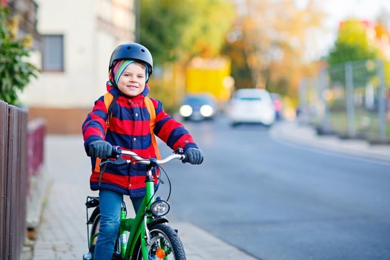 Okula bisikletle gidip gelmek Çocuklarının kaç yaşında bisikletle okula gidip geleceklerine karar verme yetkisi ebevynlere aittir.