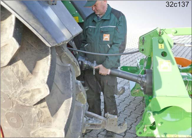Makinenin bağlanması ve ayrılması 7.1 Makinenin traktöre bağlanması Kardan milinin uzunluğu traktöre göre ayarlanmalıdır (bkz.