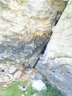 Şekil 5 : Gökova Düdeni Gökovanın batı kısmındaki dik yamaçta eski bir mağara sistemin kalıntılarını