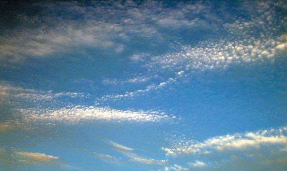 Cirrocumulus bulutları Kum taneleri veya küçük dalgacıklar halinde, oldukça küçük kümeciklerden meydana gelmiş ince,