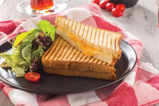 kaşar peyniri, cheddar peyniri, gouda peyniri, Akdeniz yeşillikleri ile LIGHT TOST Kepek ekmeği, beyaz peynir, kiraz