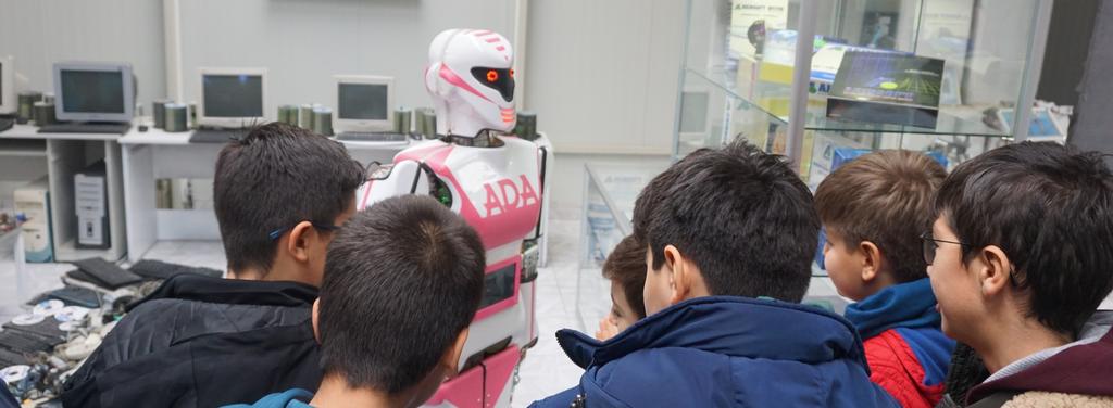 Firmanın İlk Açılışından Bu Yana Olan Robot Prototiplerini İlgiyle İnceleyen Kulüp Öğrencileri Üretim Mühendislerine Sorular Sordular.