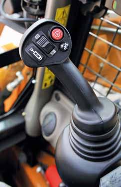 Tüm butonlara kolayca erişilebilir ve mekanik levyeler, ayak sürüş pedalı veya elektro-hidrolik kumandalar arasında seçim yapılabilir.
