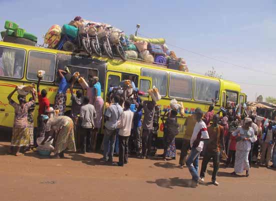 MALİ KRİZİ SAHA RAPORU 9 MÜLTECİLER Mali-Moritanya sınırında 60 binden fazla mülteciyi barındıran Mberra mülteci kampıdır.