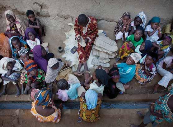 MALİ KRİZİ SAHA RAPORU 1 Giriş Mali, 14,5 milyon nüfuslu sahra kuşağı Afrika ülkesidir. Etnik yönden oldukça kozmopolit bir niteliğe sahip olan Mali nüfusunun %90 ı Müslüman dır.