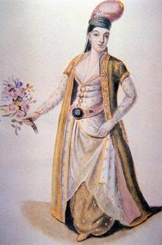 Kadınlar artık mesire yerlerinde daha çok göründükleri için giysileri çeşitlenmiş renklenmiştir (Altınay, 1973:77-78). Bir müddet sonra kıyafetler normalde olduklarından farklı bir hal alır.