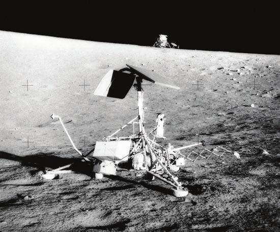 Solda: NASA nın Surveyor 3 iniş aracıyla Ay a gönderilen Streptococcus mitis bakterilerinin 100 kadarı 3 yılın sonunda hâlâ yaşamlarını sürdürebilir durumdaydı.