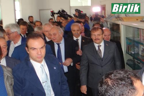 Celal Bayar Lisesi ni ziyaret etti Başbakan Yardımcısı Çavuşoğlu, GTGB'nin ardından Yunanistan Dışişleri Bakanı Yardımcısı Amanatidis ile birlikte Gümülcine Celal Bayar Azınlık Lisesi'ne gitti.