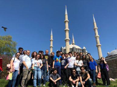 SINIFLAR İstanbul Lisesi Tarih Kulübü'nün düzenlediği Edirne gezisi 22 Nisanda güzel bir pazar günü öğretmenlerimizin
