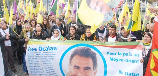 Downloaded from: justpaste.it/1cueq CPT görevini yapsın Strasbourg da Kürt Halk Önderi Abdullah Öcalan için günlerdir eylemde olan kadınlar, Haber alıncaya kadar buradan ayrılmayacağız diyor.