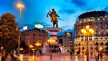 Vardar Nehri üzerine yeni köprüler inşa edilmiş, Makedonya Meydanı heykellerle süslenmiştir.